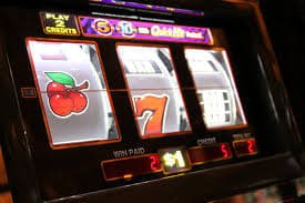 မြန်မာ ကစားသမားများ gkk ဂိမ်းလော်ဘီတွင် slots ကစားနေသောမြင်ကွင်း